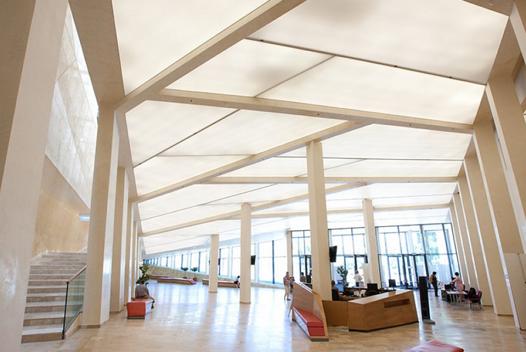 Светопрозрачные натяжные потолки-9