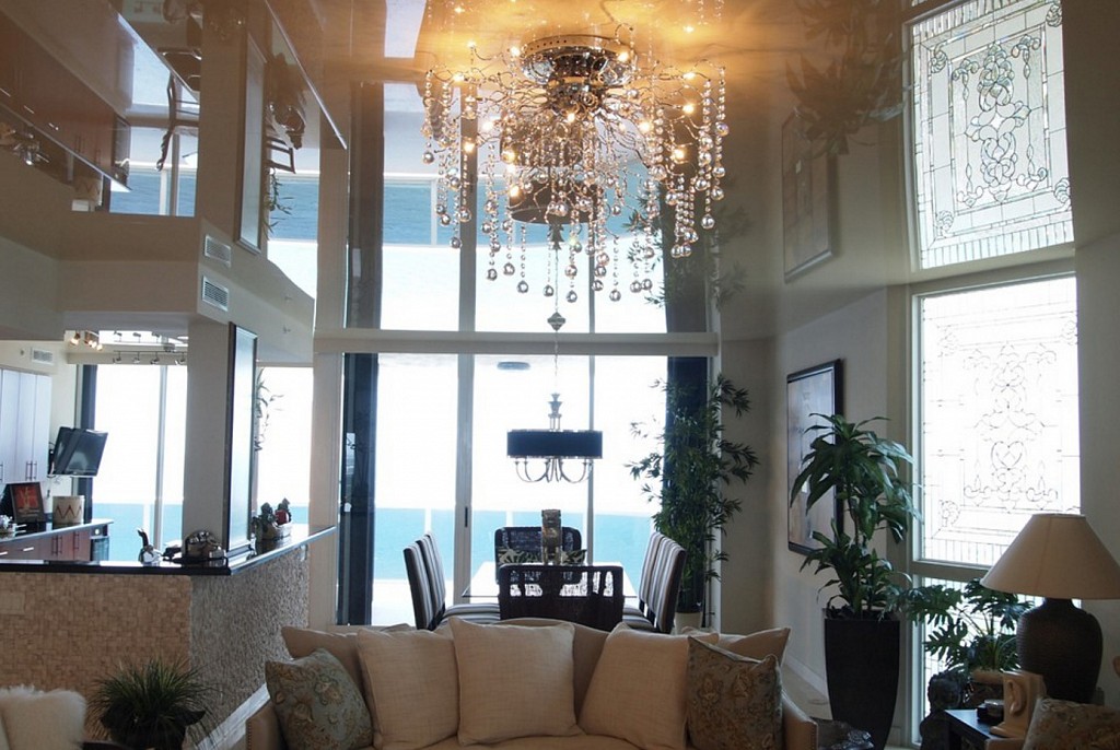 Глянцевые натяжные потолки-46