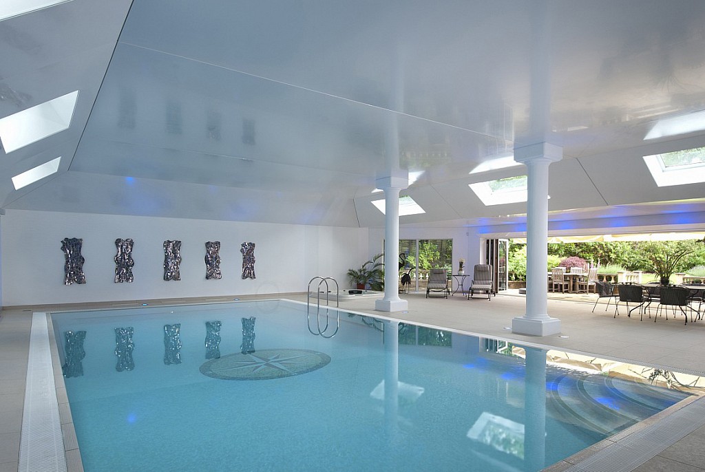 Глянцевые натяжные потолки-102