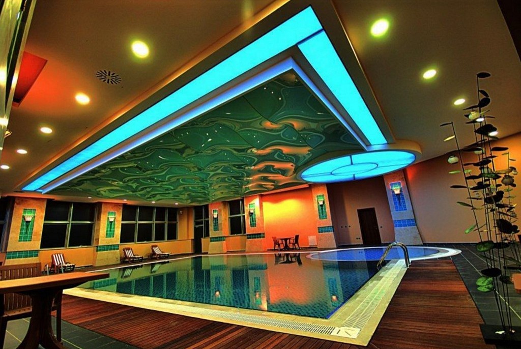 Глянцевые натяжные потолки-31