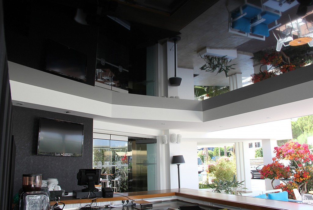 Глянцевые натяжные потолки-92