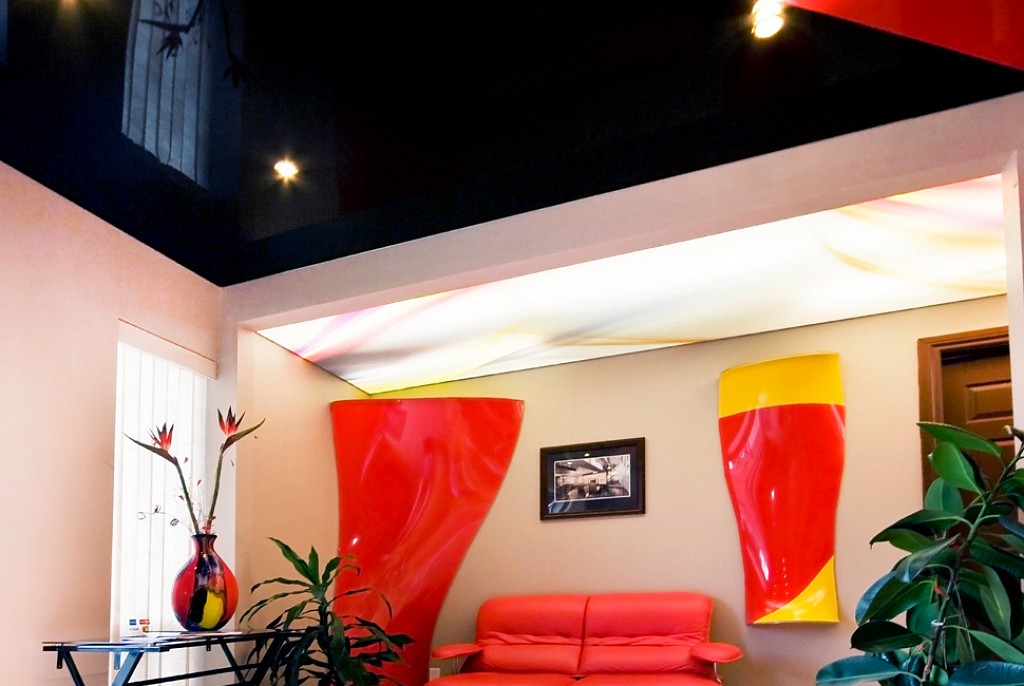 Глянцевые натяжные потолки-7