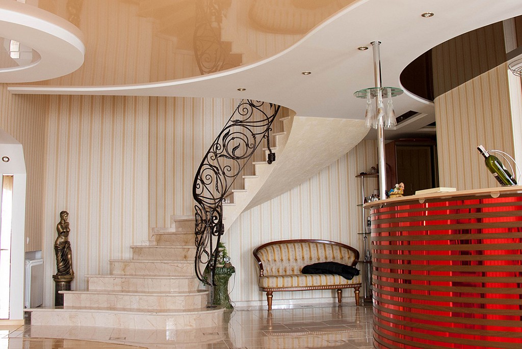 Глянцевые натяжные потолки-93