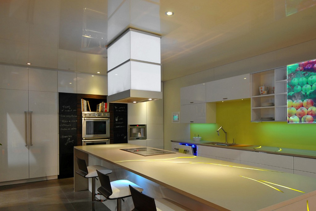 Глянцевые натяжные потолки-63