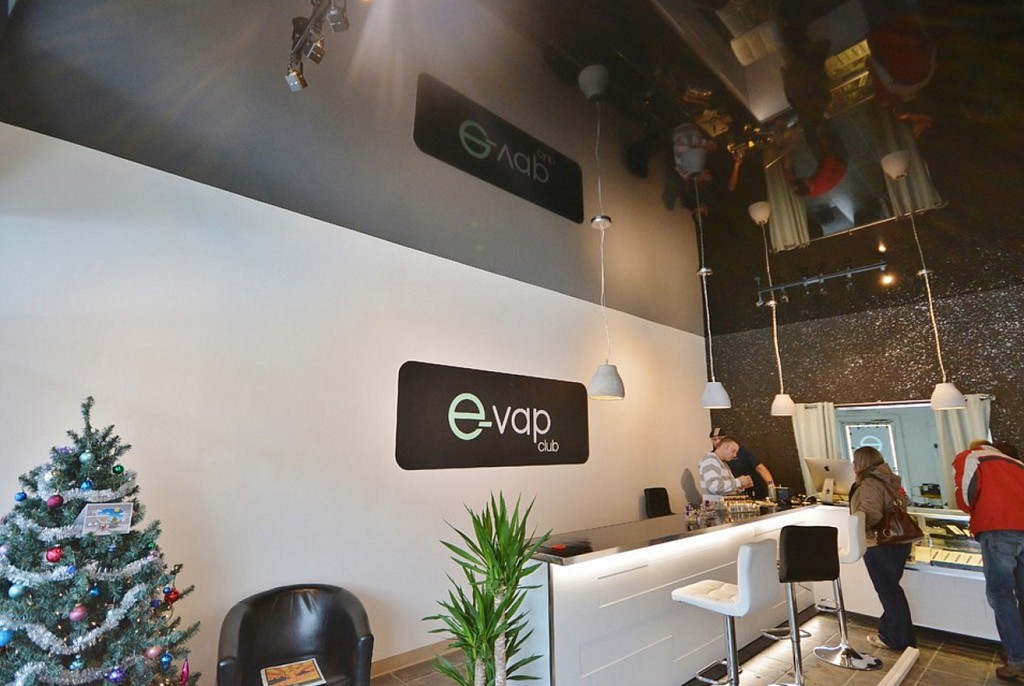 Глянцевые натяжные потолки-68