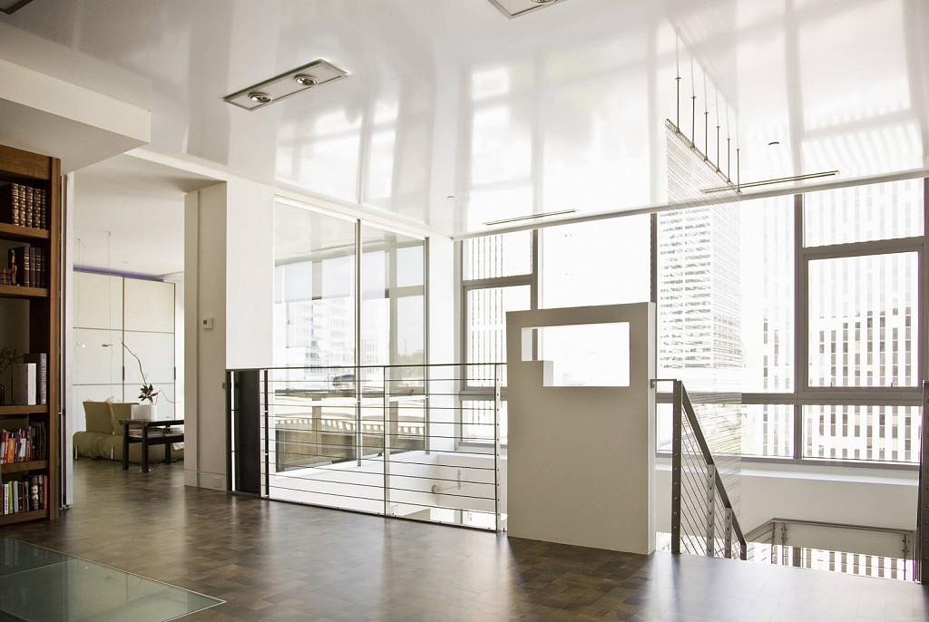 Глянцевые натяжные потолки-48